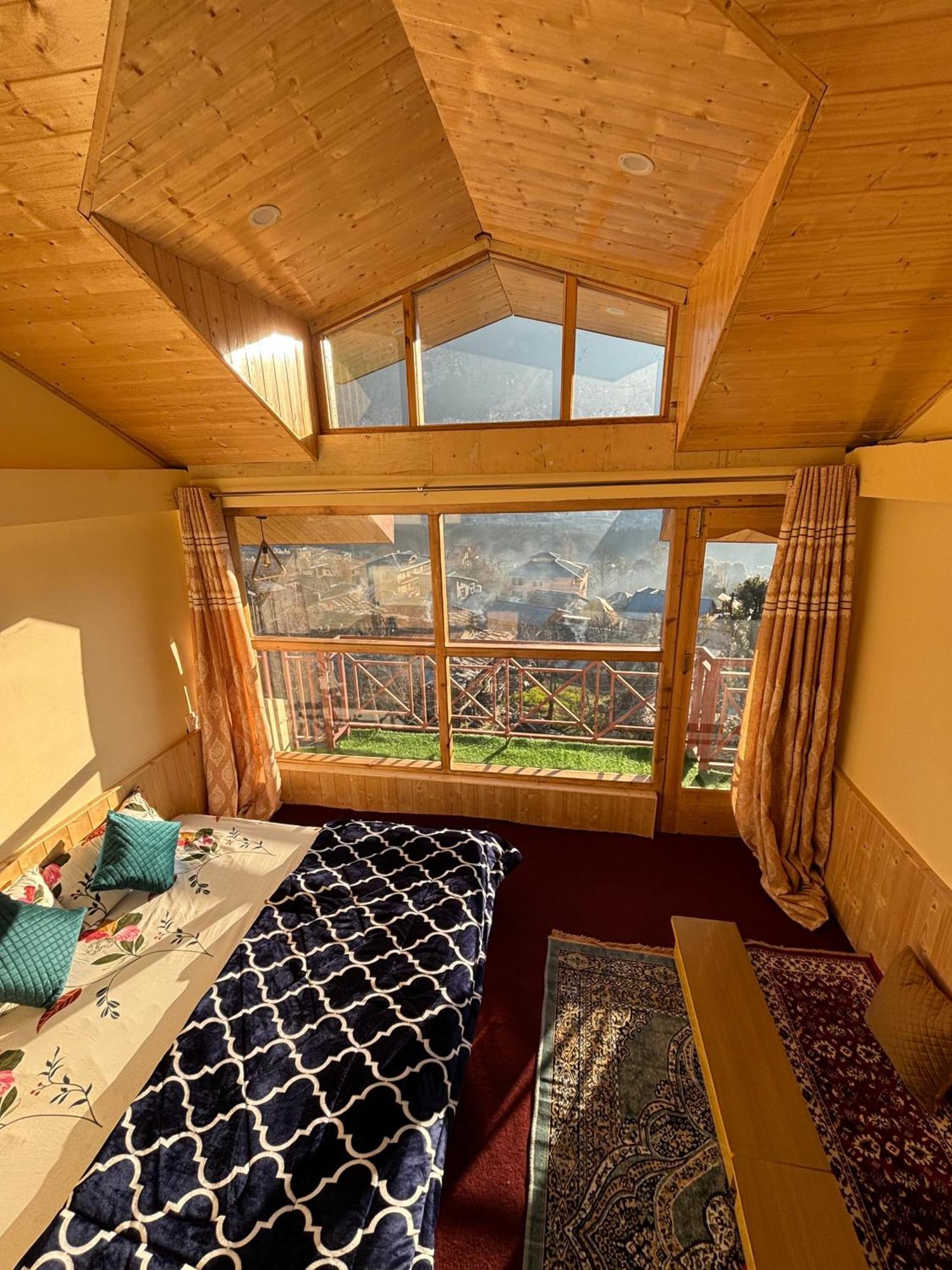 The Pineapple Home Manāli Eksteriør bilde