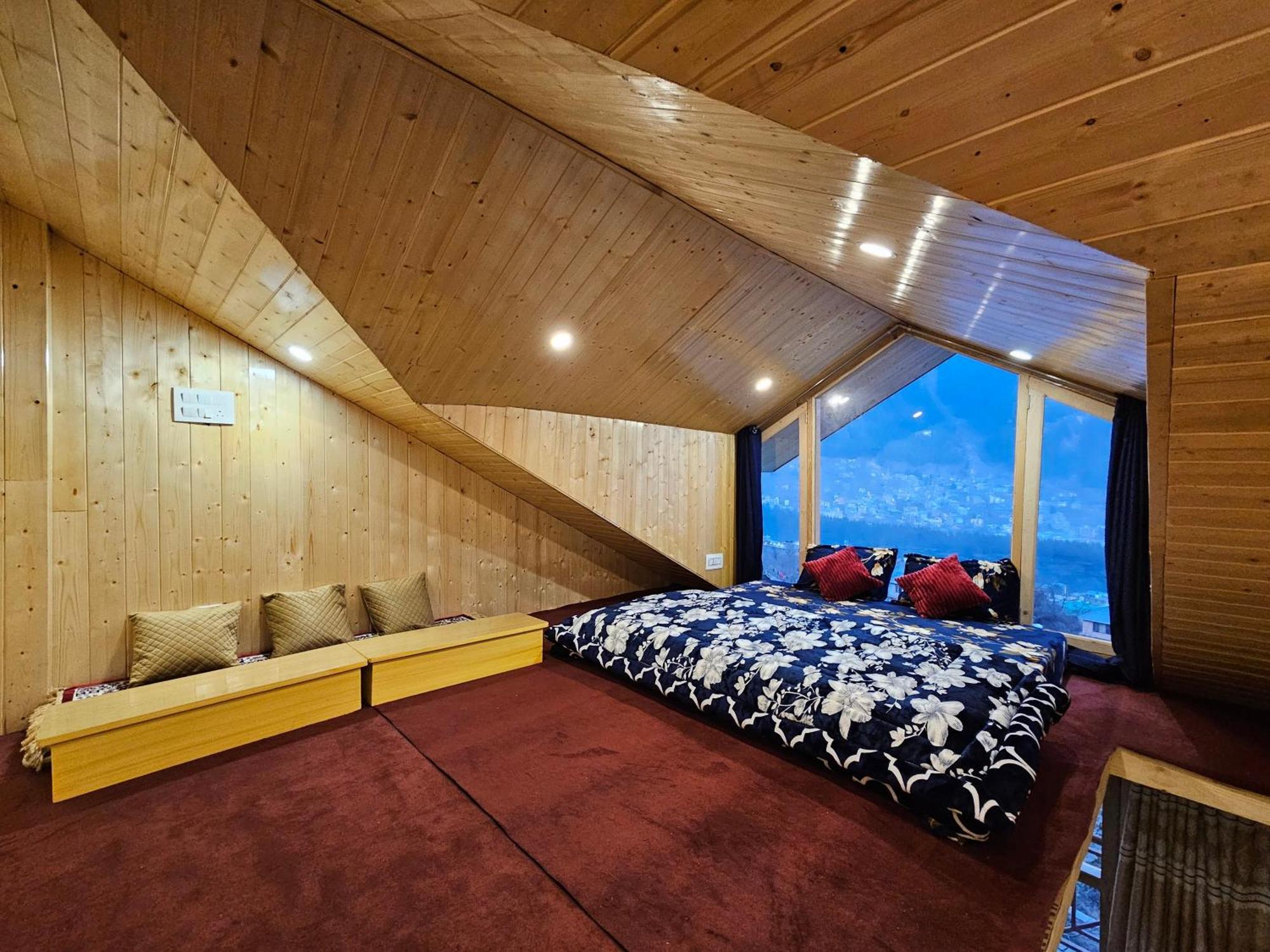 The Pineapple Home Manāli Eksteriør bilde