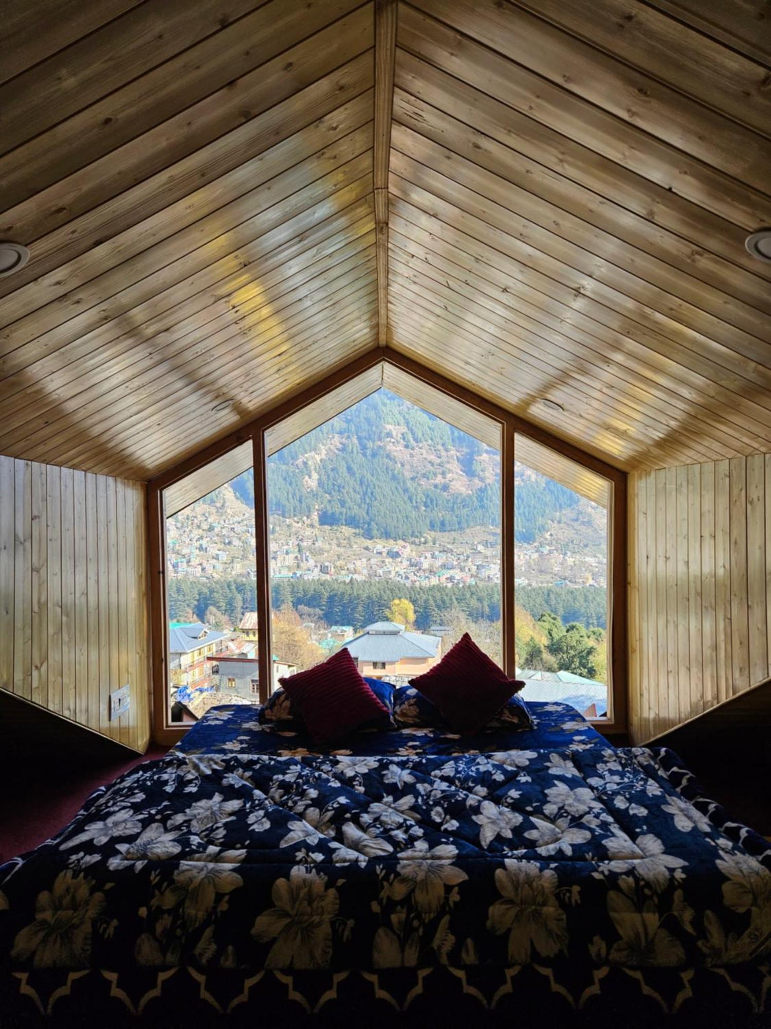 The Pineapple Home Manāli Eksteriør bilde